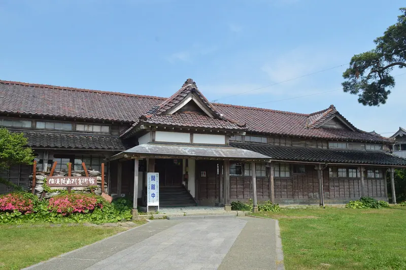 Sado Hangamura Art Museum