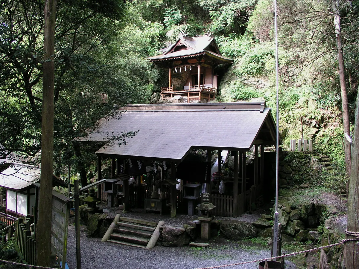 Amaterasu Ōmikami Takakura Shrine & Iwato Shrine