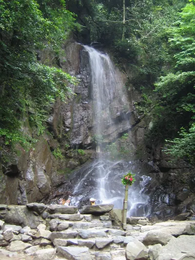 Momonoo Falls