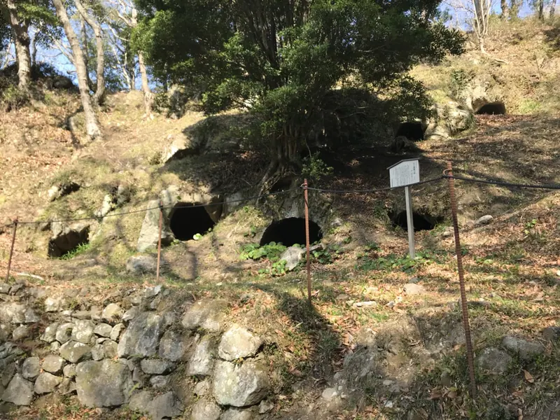 Enoura Cave Tomb Cluster
